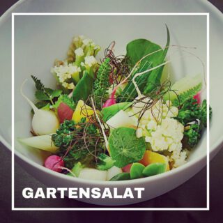 Pfingsten liegt hinter uns! 😃 Wir haben geschlemmt und genossen. 🥳 Da kommt dieser frische Gartensalat mit mariniertem Gemüse von Johannes King doch jetzt genau richtig 😍😍 Das Rezept gibt es auf www.finesse-magazin.de 👈🏻 Klickt rein und lasst euch von weiteren Rezepten inspirieren. Fotos: @suedwestverlag / @luziaellert #finessemagazin #rezepte #gourmetrezepte #gartensalat #gemüsegarten #leckerundfrisch #johannesking